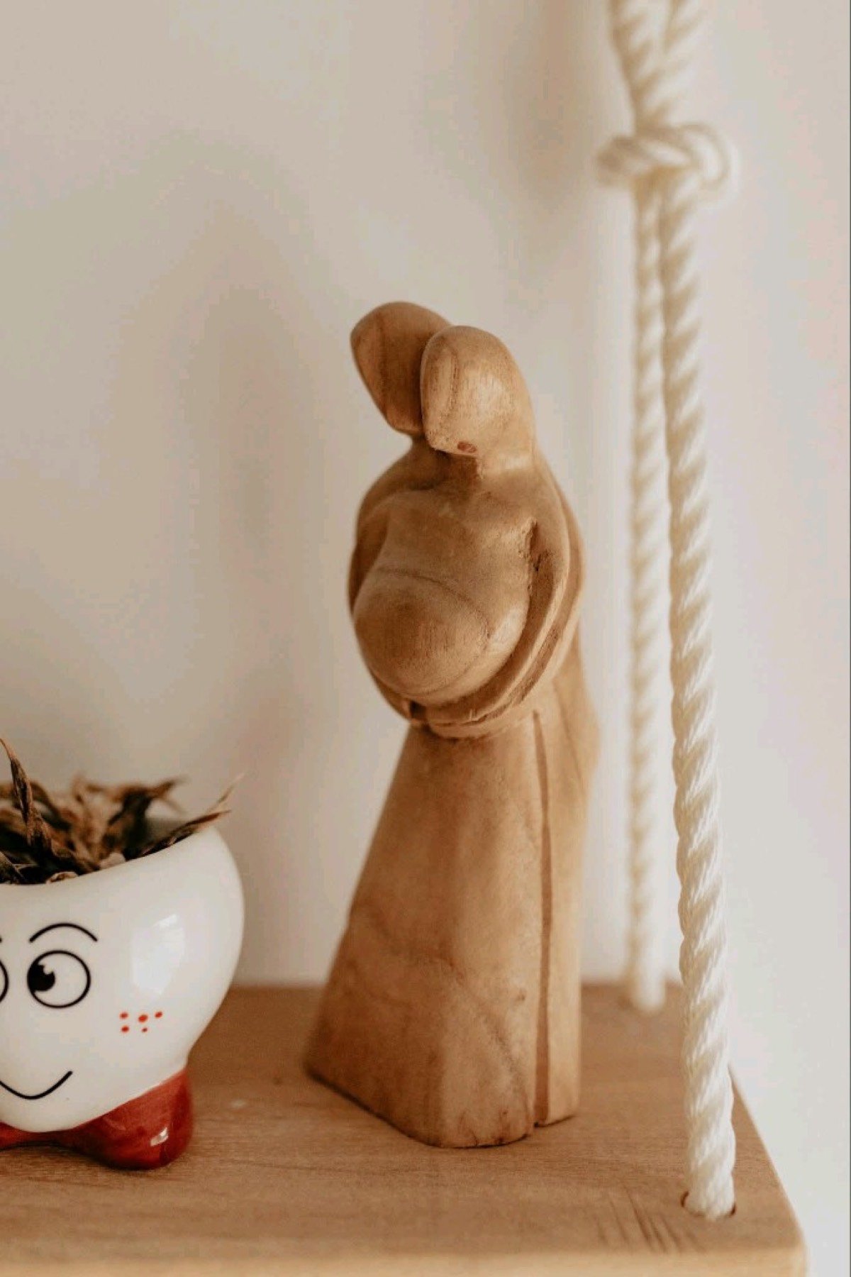 Statuette en bois représentant la maternité